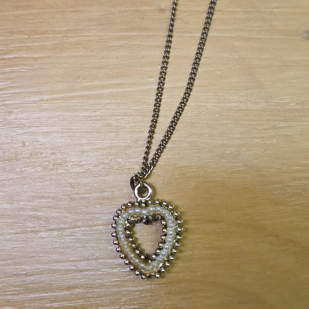 Vintage gold tone faux pearl heart necklace